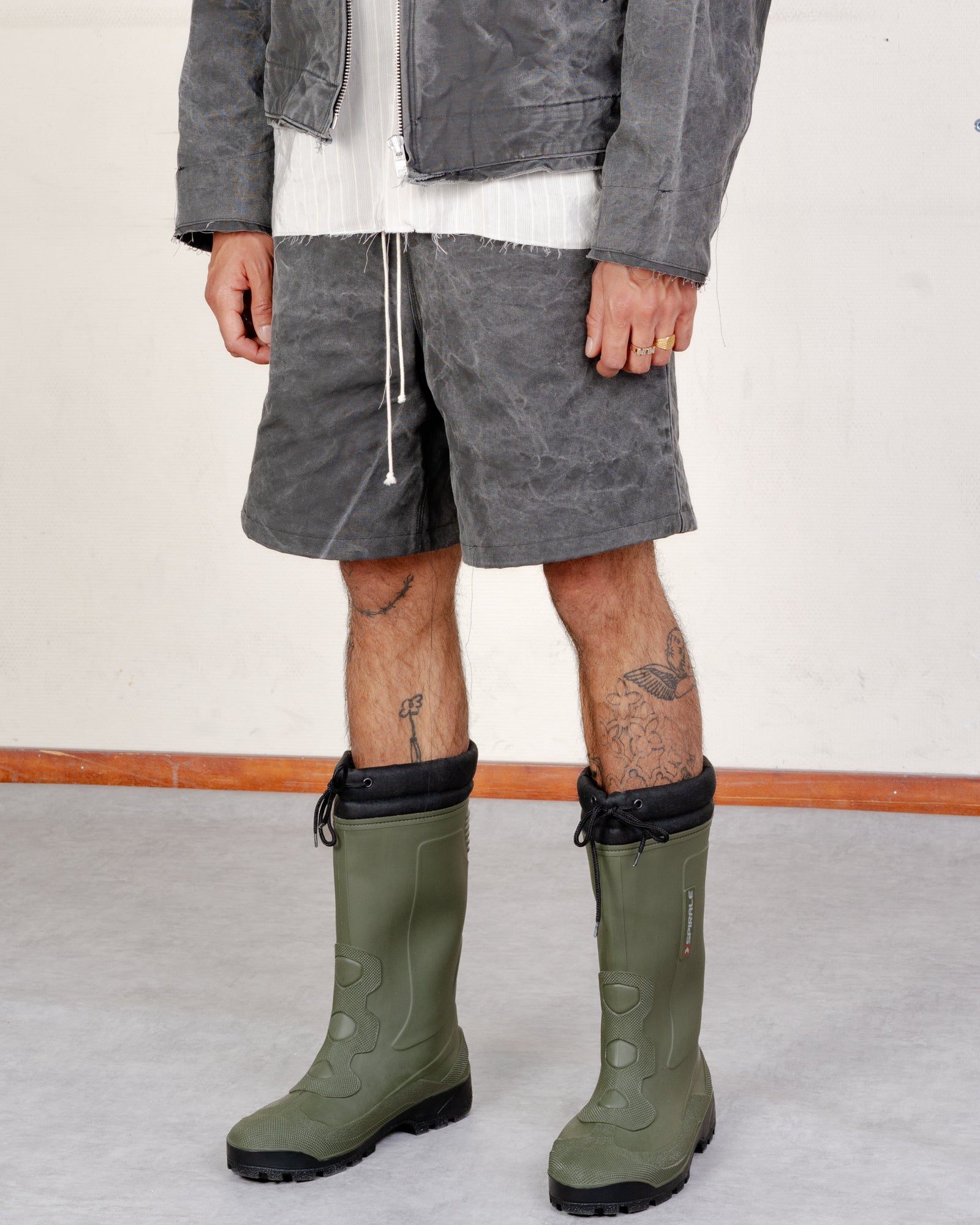 CF.21.13.01.02 KNEE SHORTS washed canvas black vintage wash