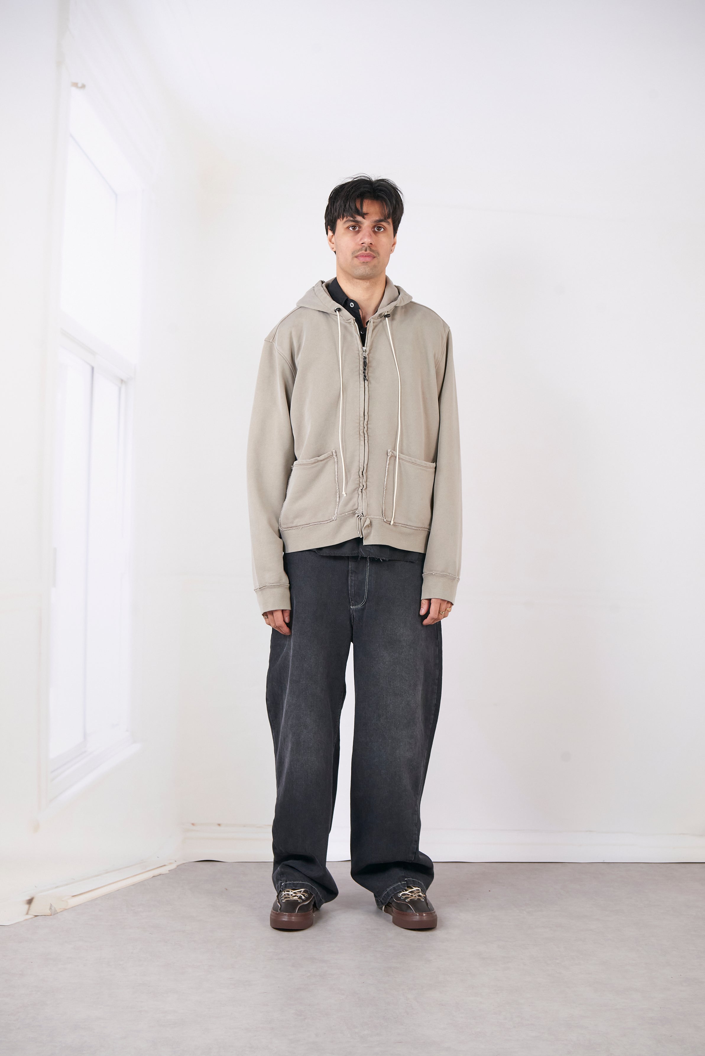 CF.20.02.01.01 FITTED ZIP HOODIE taupe