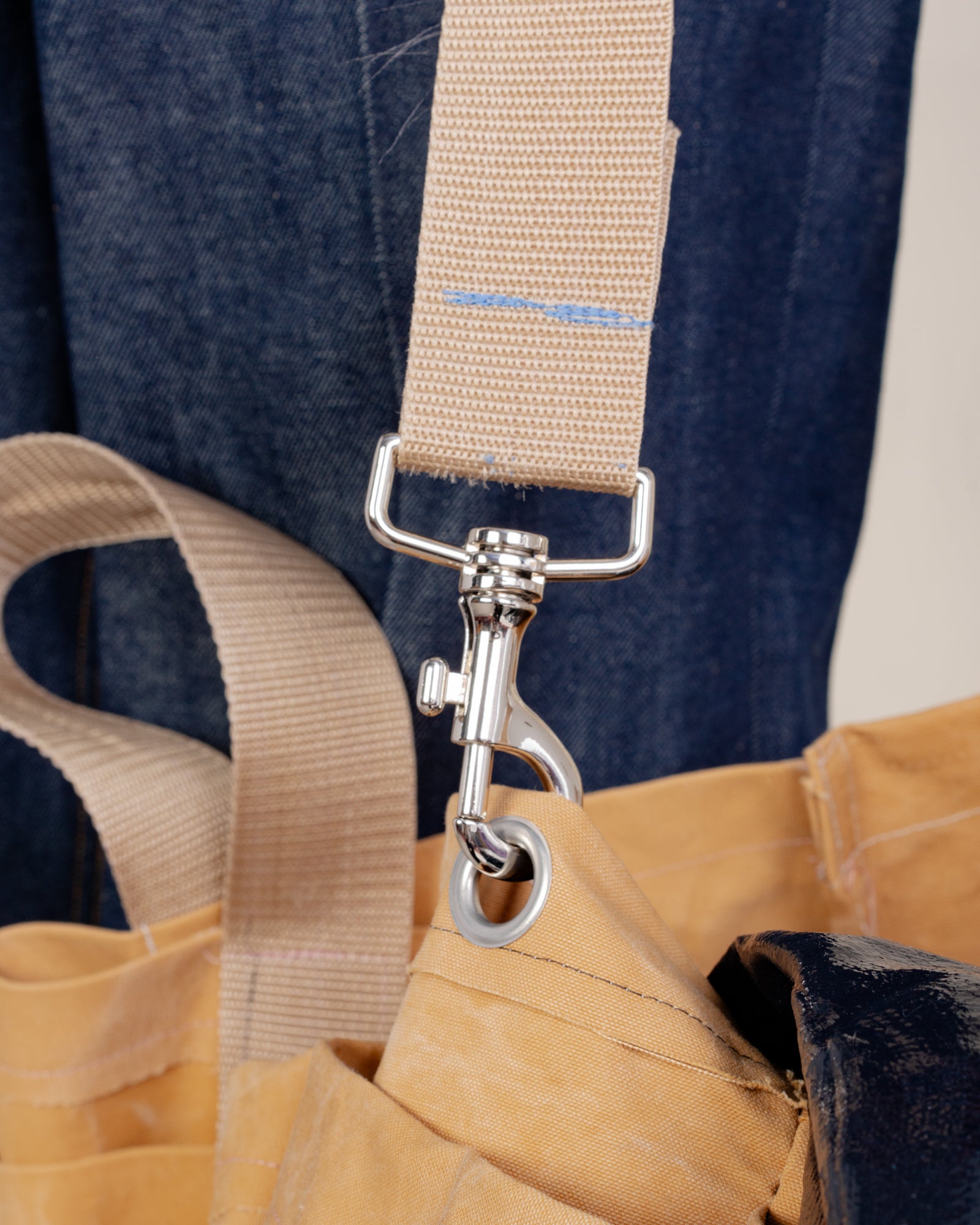 CF.21.11.04.02 WORKER SHOPPER washed sand