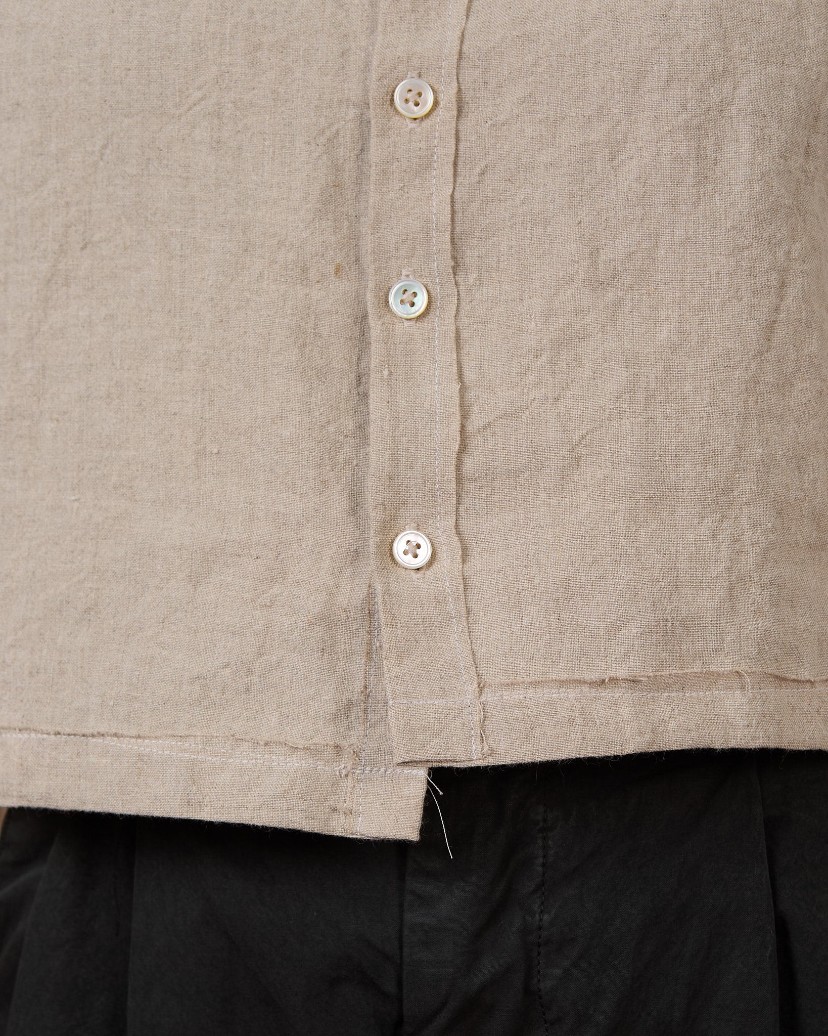 CF.23.05.02.03 NORMAL BUTTON TOP light weight linen sand