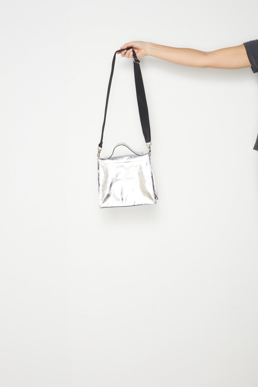 CF.18.11.03.01 CROOKED BAG COW LEATHER SILVER