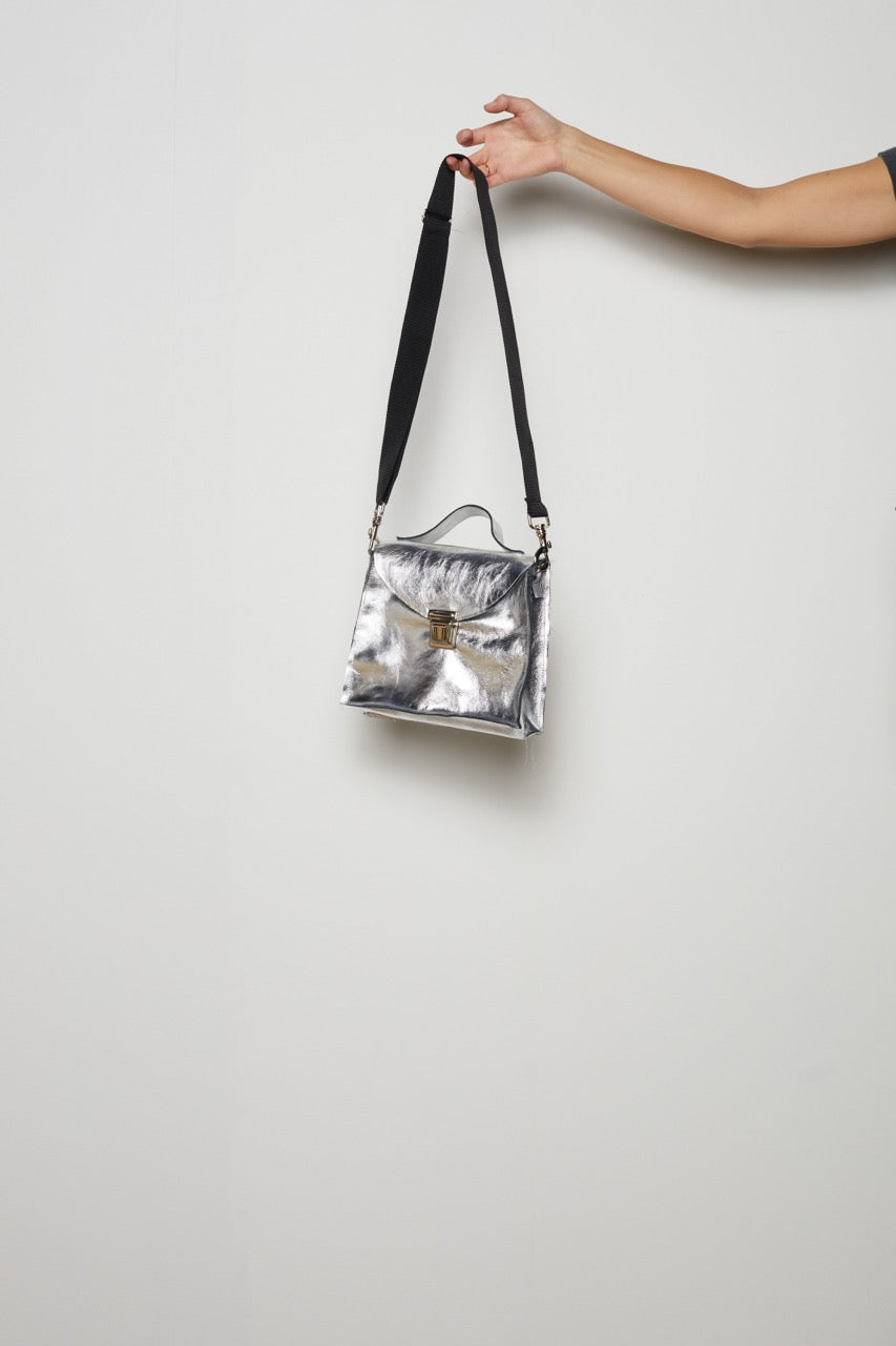 CF.18.11.03.01 CROOKED BAG COW LEATHER SILVER