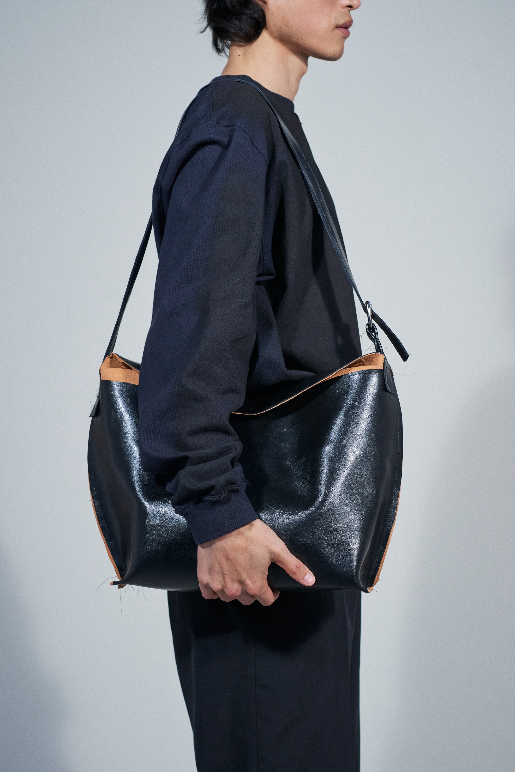 CF.22.14.02.01 PUFF BAG MEDIUM leather black