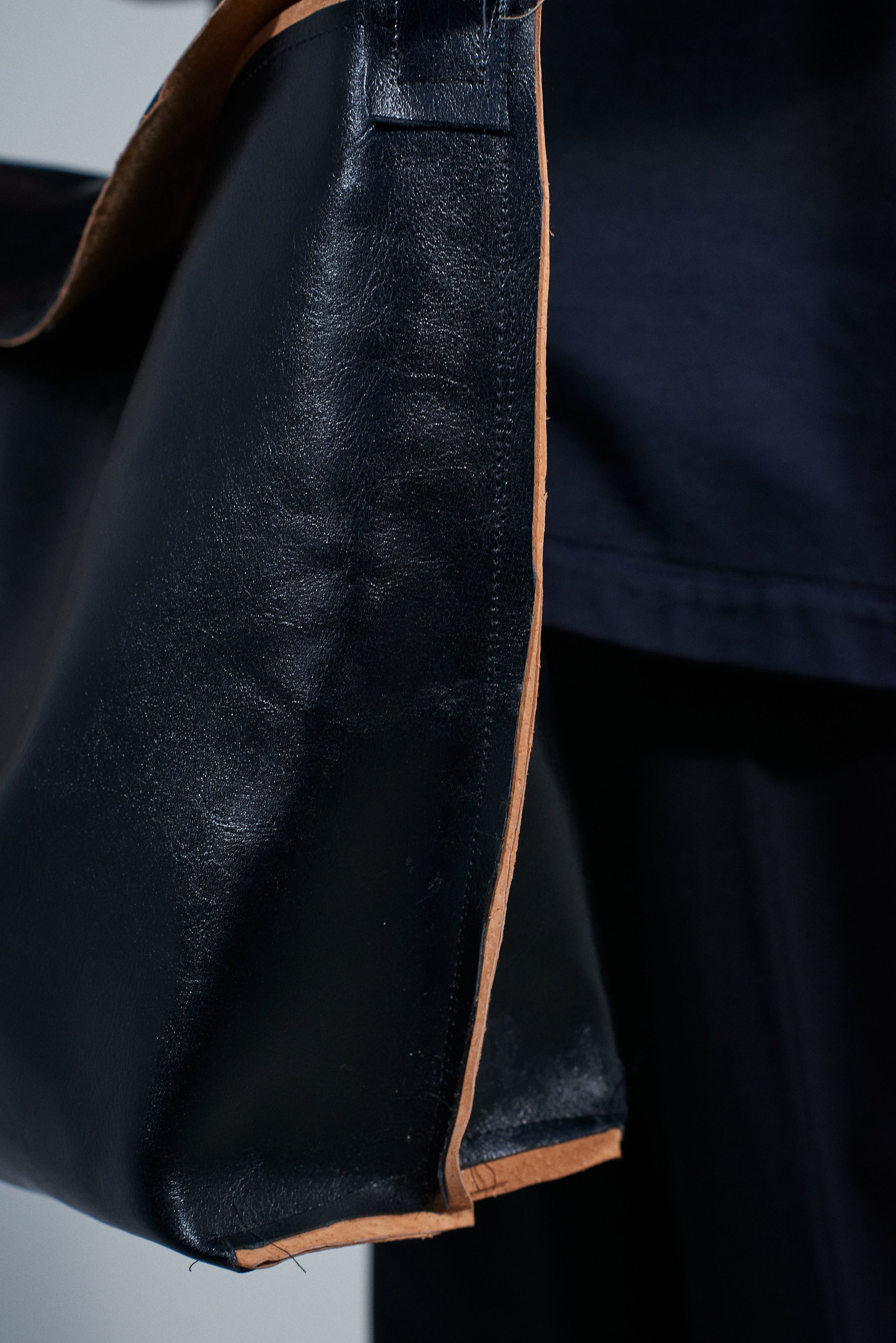 CF.22.14.02.01 PUFF BAG MEDIUM leather black
