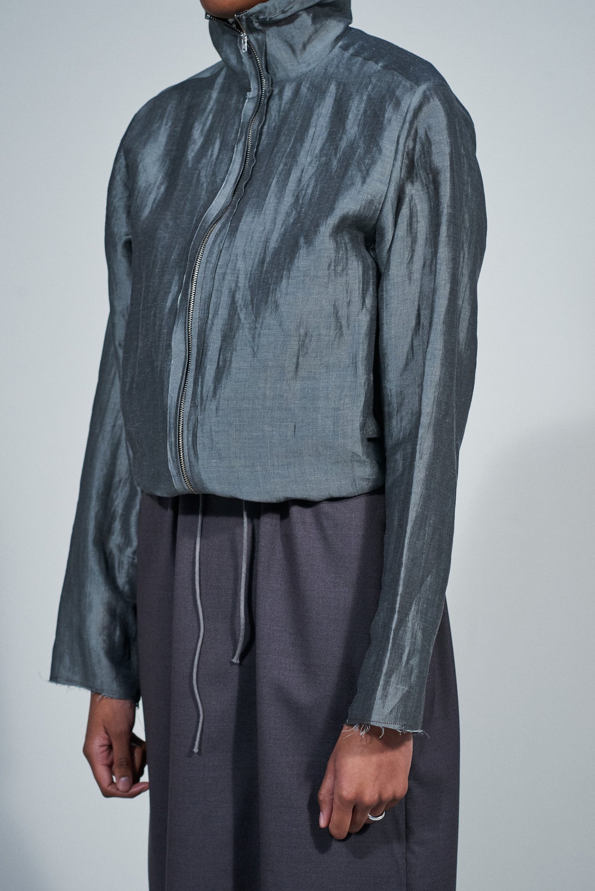 CF.22.09.02.02 FITTED HOODED JACKET silk/linen grey