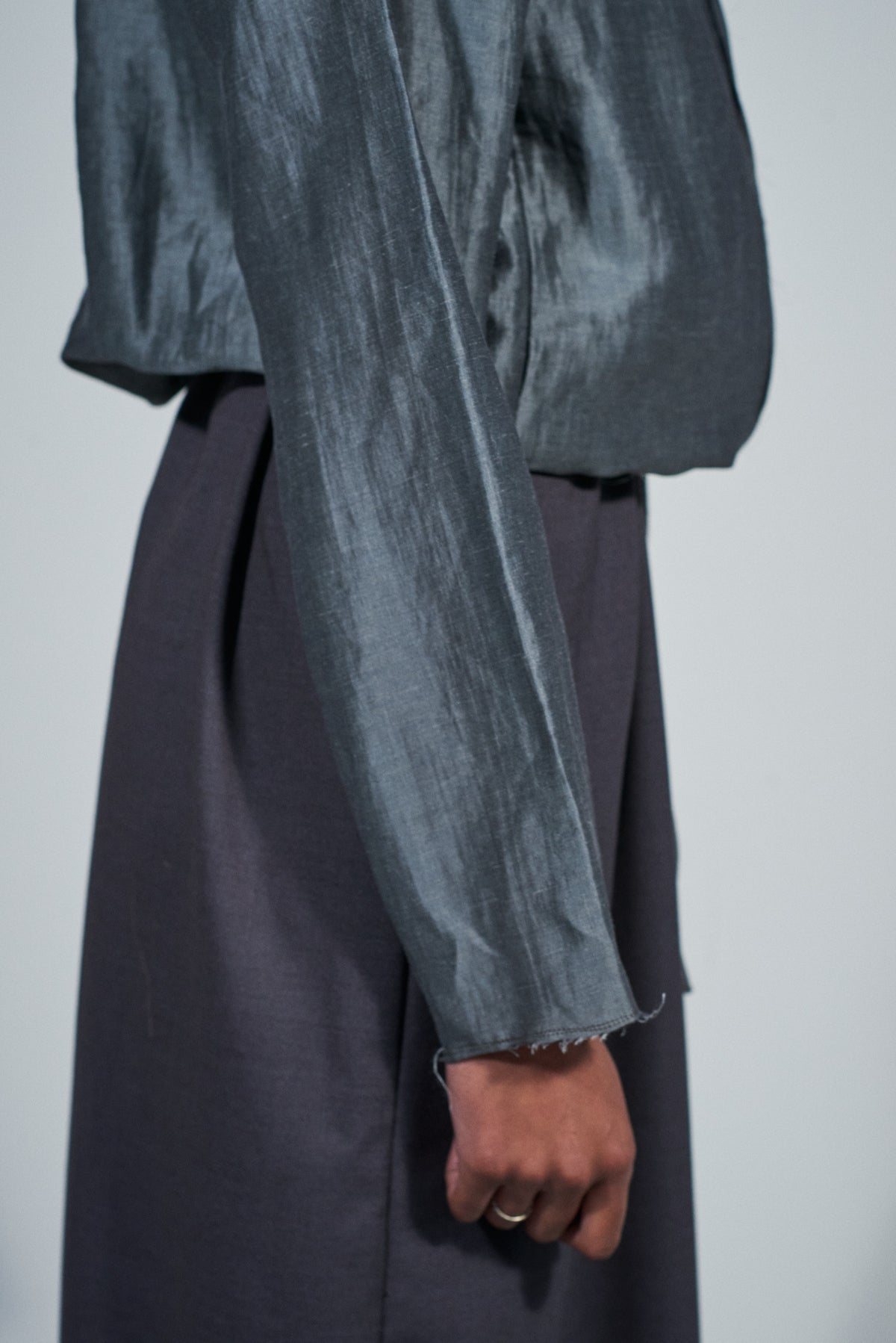 CF.22.09.02.02 FITTED HOODED JACKET silk/linen grey