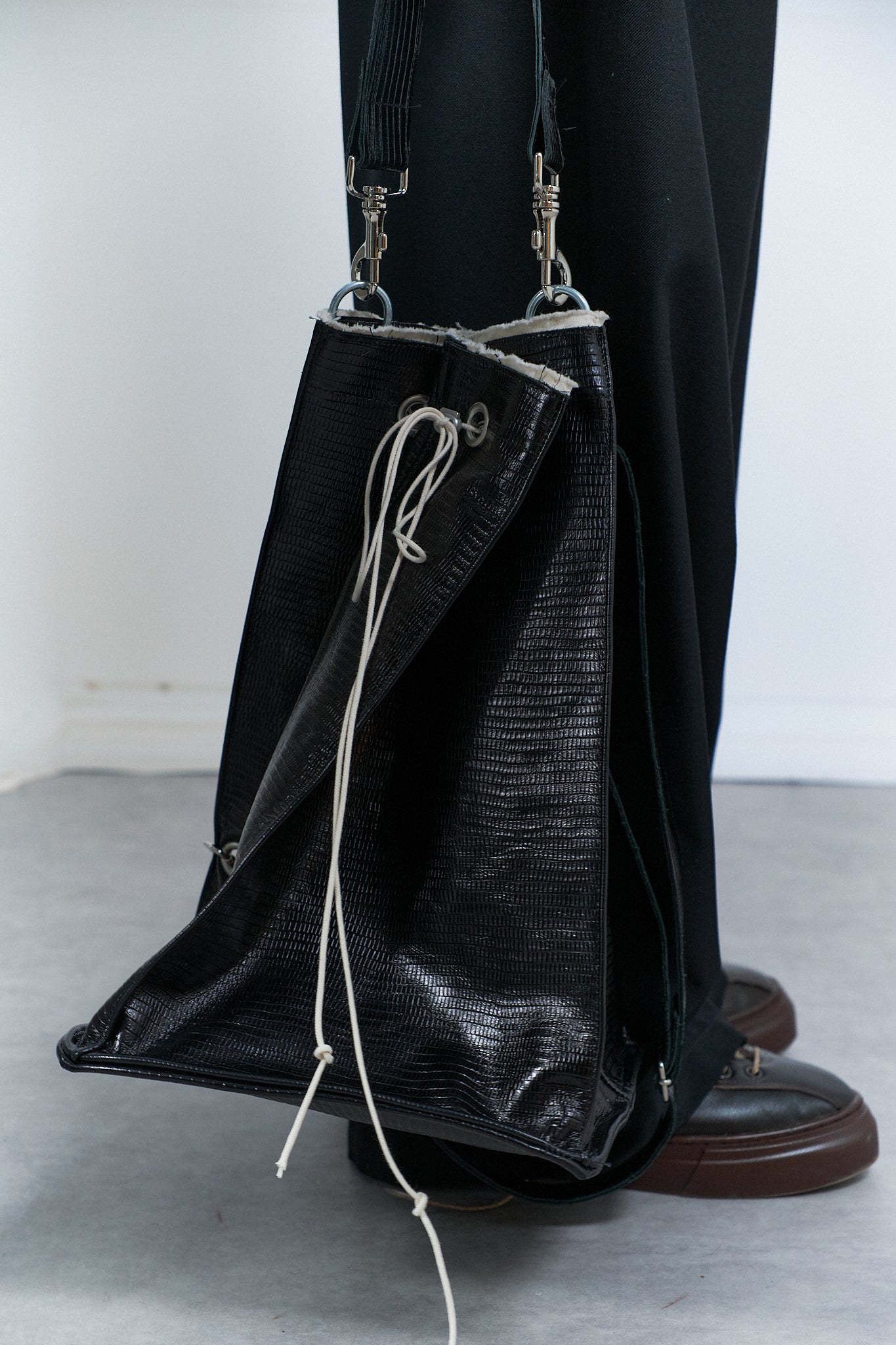 CF.20.11.06.01 BUCKET BAG M black