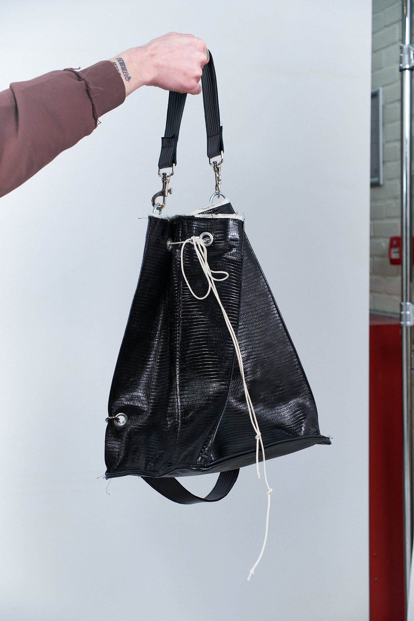 CF.20.11.06.01 BUCKET BAG M black