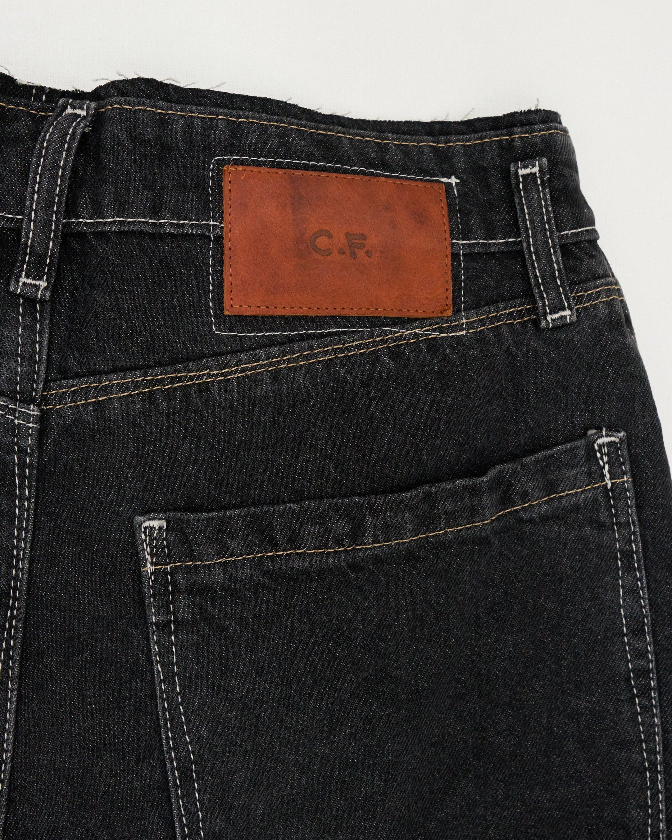 CF. EXCLUSIVE CROPPED WOBBLY JEANS black