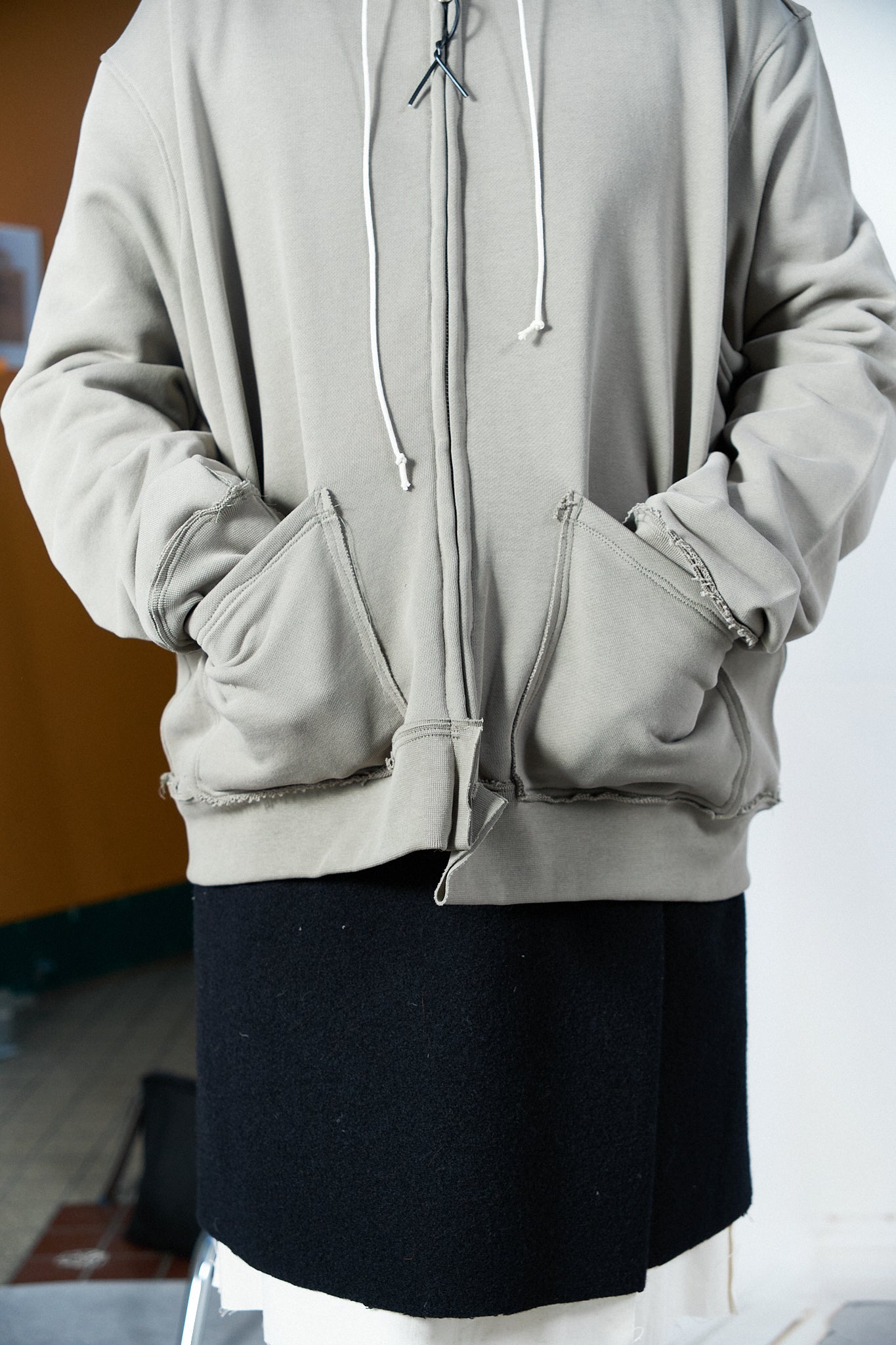 CF.20.02.01.01 FITTED ZIP HOODIE taupe