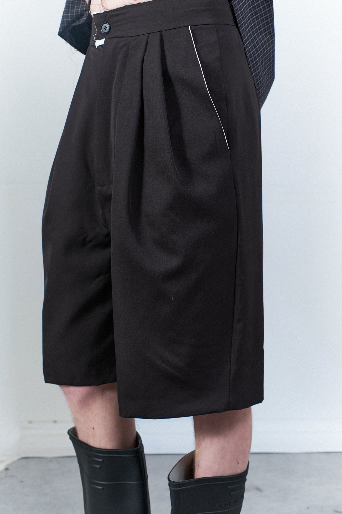 CF.20.06.11.02 SLIM SUIT SHORTS faded black