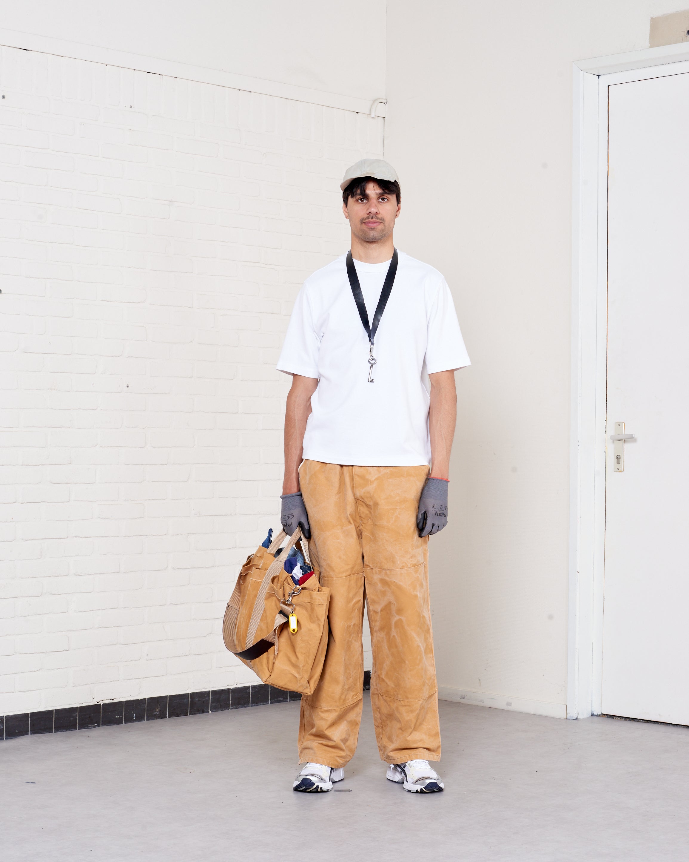 CF.21.11.04.02 WORKER SHOPPER washed sand